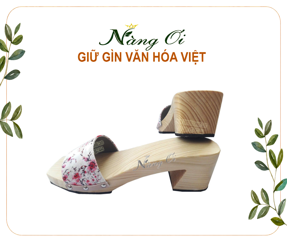 guốc mộc cho nữ quai gấm hoa nhẹ nhàng trên nền gỗ thông sáng